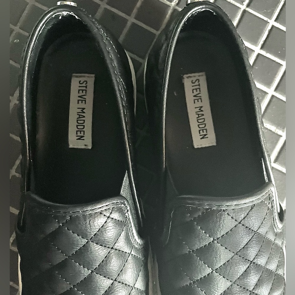 Steve Madden Ecentrcq Patent Leather Quilted Black Slip On Flat Shoes - Picture 5 of 11